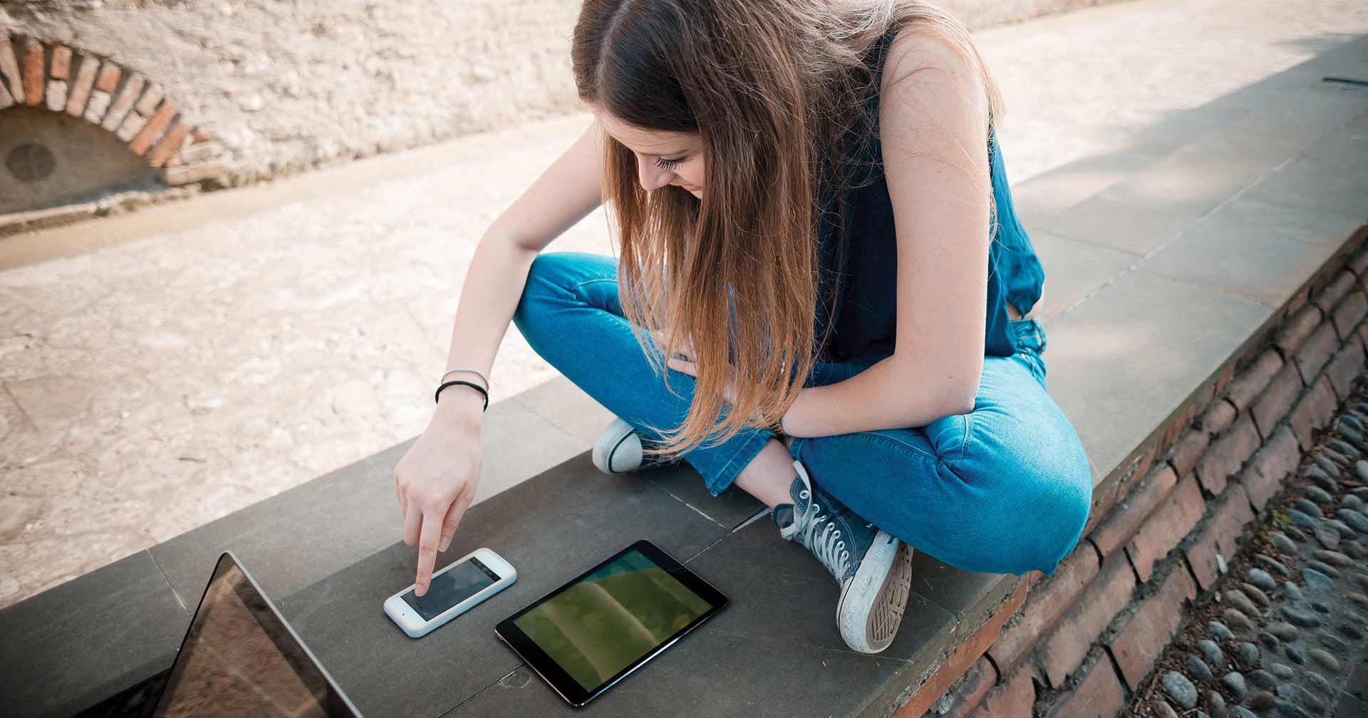 shutterstock_204594739 Mädchen mit Smartphone und Tablet