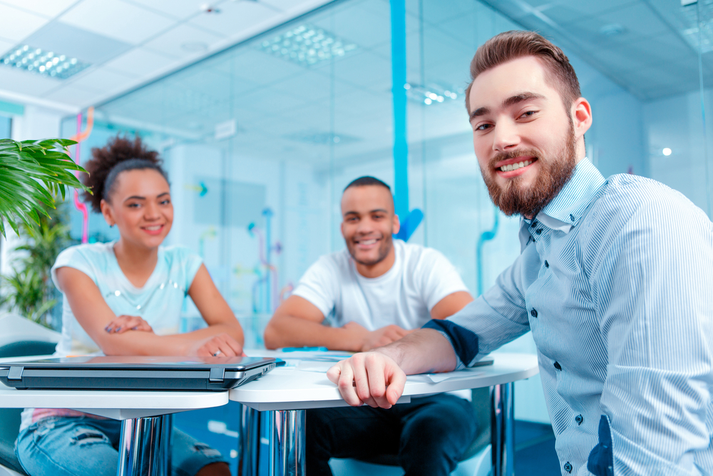 Tres responsables de marketing sonriendo Tres responsables de marketing sonriendo