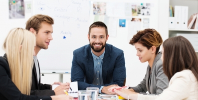 Responsable dirigeant une réunion