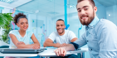 Trois spécialistes en marketing souriants