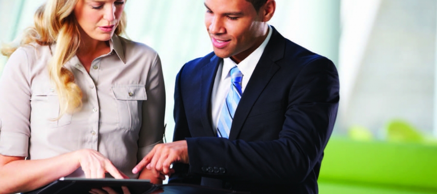 タブレットを見る2人のビジネスマン